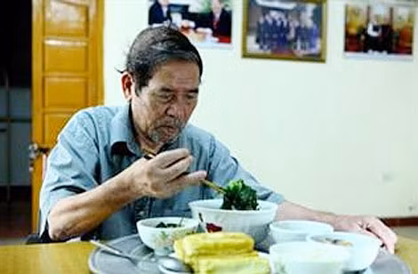 Nhà văn Lê Lựu bên mâm cơm.