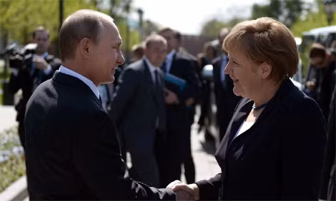 Tổng thống Nga Vladimir Putin (trái) và Thủ tướng Đức Angela Merkel nhất trí thúc đẩy giải pháp ngoại giao cho những bất đồng. Ảnh: Sputnik.