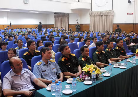 Các đồng chí lãnh đạo, giảng viên, học viên đến từ các trường tham gia buổi gặp gỡ, giao lưu.