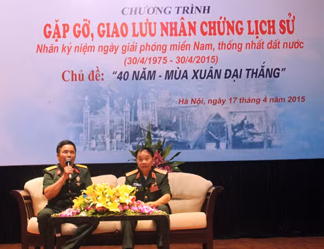 Các nhân chứng lịch sử giao lưu với các bạn trẻ.