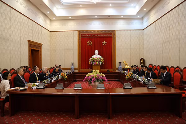 Bộ trưởng Trần Đại Quang làm việc với Đoàn Quân vụ Thượng viện Hoa Kỳ do Thượng nghị sĩ John McCain, Chủ nhiệm Ủy ban Quân vụ Thượng viện dẫn đầu nhân chuyến thăm và làm việc tại Việt Nam. Bộ trưởng Trần Đại Quang làm việc với Đoàn Quân vụ Thượng viện Hoa Kỳ do Thượng nghị sĩ John McCain, Chủ nhiệm Ủy ban Quân vụ Thượng viện dẫn đầu nhân chuyến thăm và làm việc tại Việt Nam.