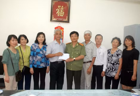 Trường Mẫu - Trường Ngoại cảm Tố Dương trao tiền ủng hộ đồng bào Nepal cho đại diện Báo CAND.