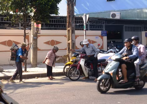 Hình ảnh người lang thang, ăn xin vẫn còn trên đường phố TP HCM.