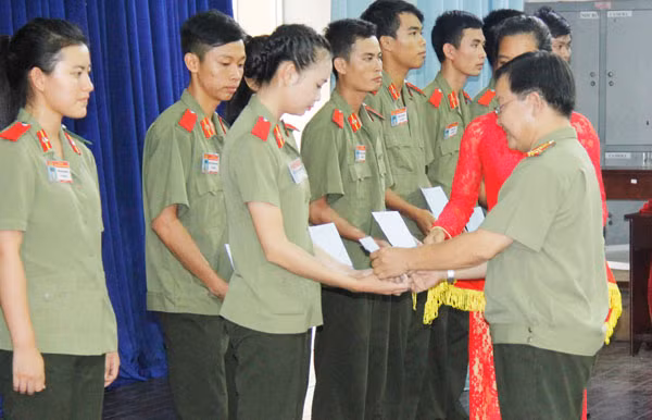Thượng tá Huỳnh Văn Đặng tặng quà cho đoàn viên, sinh viên.