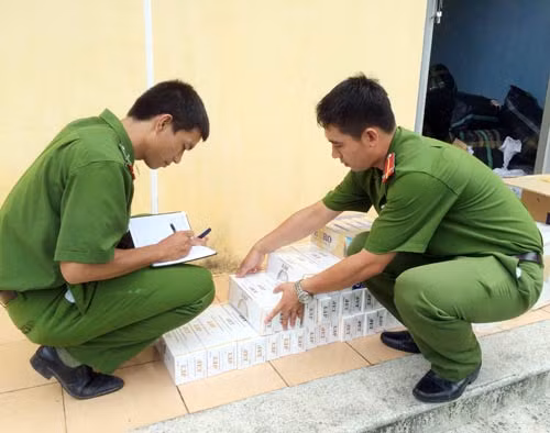 Công an thị xã Hương Thủy (Thừa Thiên- Huế) lập biên bản số thuốc lá lậu cất giấu trên xe ôtô BKS: 75H-5358. Công an thị xã Hương Thủy (Thừa Thiên- Huế) lập biên bản số thuốc lá lậu cất giấu trên xe ôtô BKS: 75H-5358.