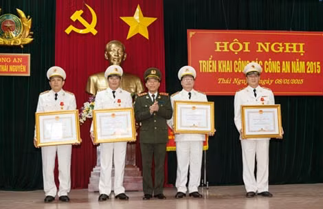 Thừa ủy quyền của Chủ tịch nước, Thượng tướng Trần Việt Tân, trao Huân chương Chiến công Hạng Nhì cho 4 cá nhân thuộc Công an tỉnh Thái Nguyên. Thừa ủy quyền của Chủ tịch nước, Thượng tướng Trần Việt Tân, trao Huân chương Chiến công Hạng Nhì cho 4 cá nhân thuộc Công an tỉnh Thái Nguyên.