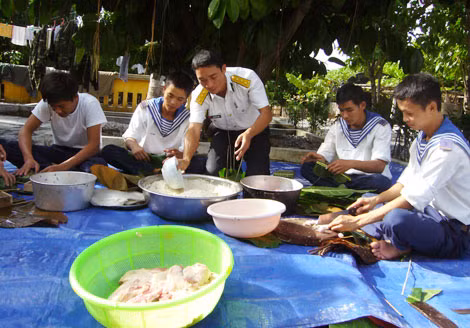 Bộ đội đảo Nam Yết gói bánh chưng đón Tết bằng lá bàng vuông. Ảnh: Lê Duy Hồng.