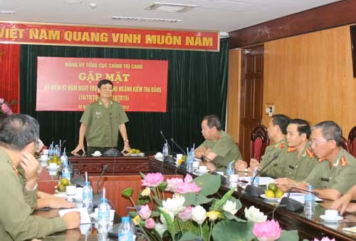 Trung tướng Trần Văn Nhuận, Phó Tổng cục trưởng Tổng cục Chính trị CAND phát biểu tại buổi gặp mặt.
