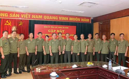 Thiếu tướng Nguyễn Thanh Nam cùng các đại biểu tại buổi gặp mặt.