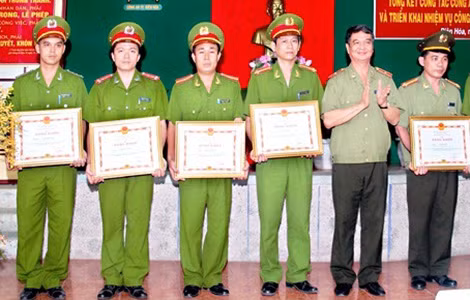 Đại úy Ngô Võ Hoài Nhân (ngoài cùng bên trái) nhận Bằng khen của Bộ Công an.