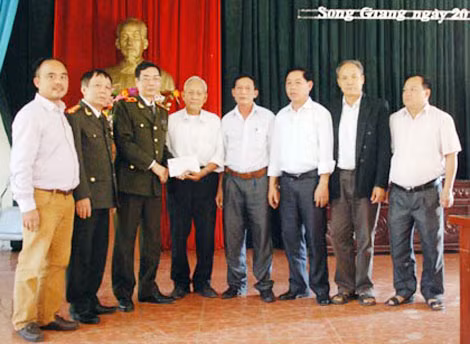 Lãnh đạo Báo CAND và các nhà hảo tâm thăm và tặng quà Hội Người cao tuổi xã Song Giang. Lãnh đạo Báo CAND và các nhà hảo tâm thăm và tặng quà Hội Người cao tuổi xã Song Giang.