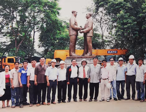 Ông Hai (thứ 6 từ phải sang) trong lần chuyển tượng đài Bác Hồ - Bác Tôn ra Hà Nội.