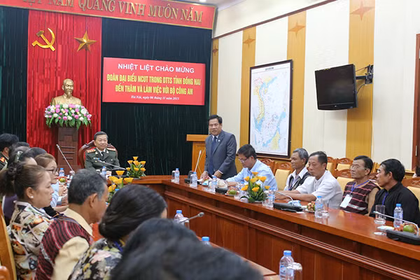 Đại diện Đoàn đại biểu người có uy tín trong dân tộc thiểu số tỉnh Đồng Nai phát biểu tại buổi gặp mặt.