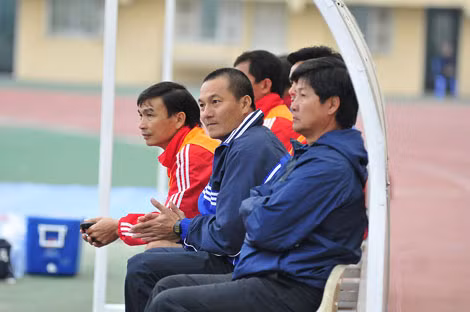 GĐKT Huỳnh Ngọc San (phải) đứng sau thành công của ĐT.LA trong mùa giải năm nay. Ảnh: H.M..