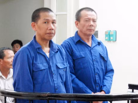 Hai bị cáo Tuẫn và Hà tại phiên xử.