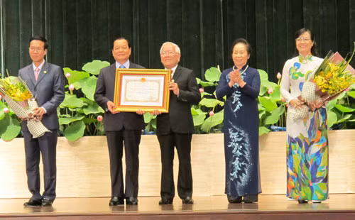 Phó Chủ tịch nước Nguyễn Thị Doan trao Huân chương Hồ Chí Minh tặng lãnh đạo TP Hồ Chí Minh.