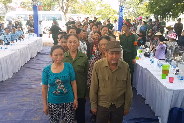 Hàng ngàn người dân vào viếng Đại tá Trần Quang Khải. Ảnh: vne