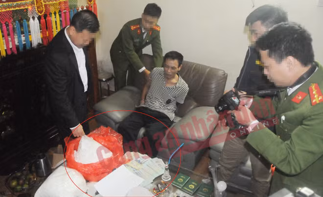 Đỗ Hiệp Hải lúc bị bắt quả tang cùng 10kg ma túy đá (khoanh đỏ) Đỗ Hiệp Hải lúc bị bắt quả tang cùng 10kg ma túy đá (khoanh đỏ)