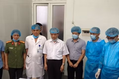 Y bác sĩ Bệnh viện 19-8 Bộ Công an và người thân bác sĩ Vũ Thị Thoa kính cẩn nghiêng mình trước giây phút lấy giác mạc theo di nguyện của chị