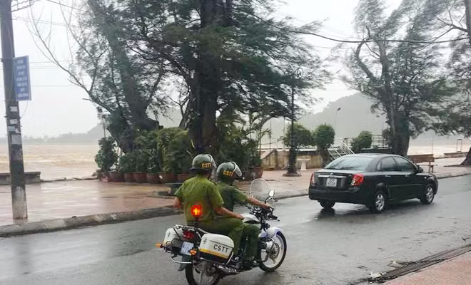 Công an Hải Phòng tuần tra đảm bảo ANTT và nhắc nhở nhân dân phòng chống bão số 1.