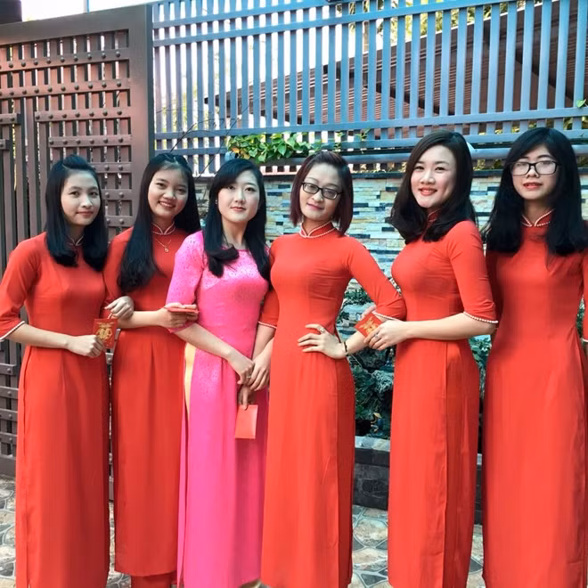 Huyền Trâm nổi bật trong áo dài hồng trong lễ ăn hỏi một người bạn.