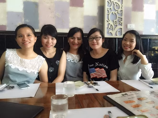 Huyền Trâm (đeo kính) cùng các bạn gái cùng lớp.