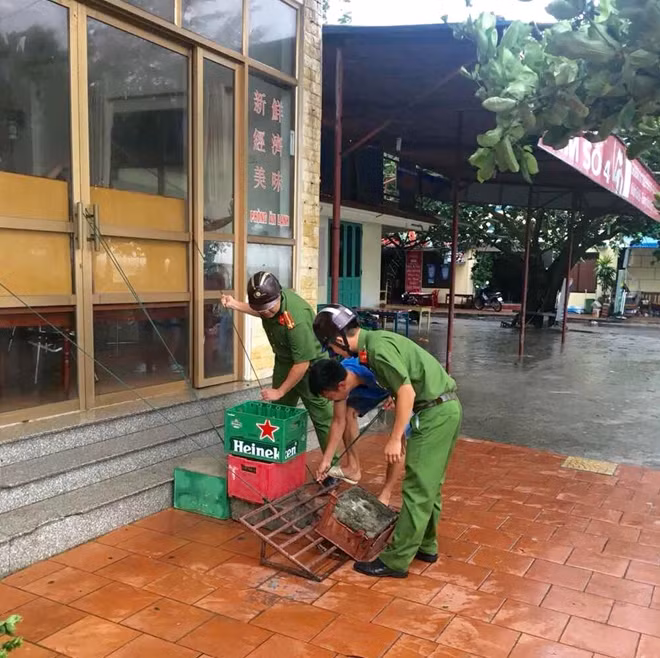 Lực lượng Công an giúp dân chống bão.
