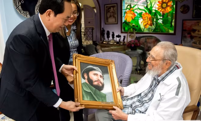 Chủ tịch nước Trần Đại Quang và đồng chí Fidel Castro cũng đã ôn lại những dấu mốc lịch sử nổi bật trong quan hệ hai nước hơn 50 năm qua.
