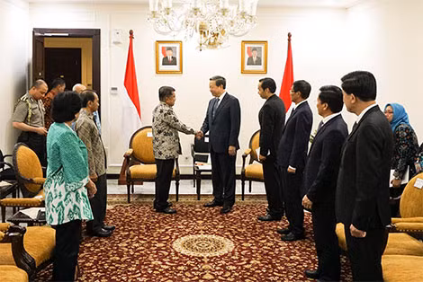 Bộ trưởng Tô Lâm chào xã giao Phó Tổng thống Cộng hòa Indonesia Ju-súp Ka-la trong chuyến thăm và làm việc tại Indonesia (tháng 6-2016).