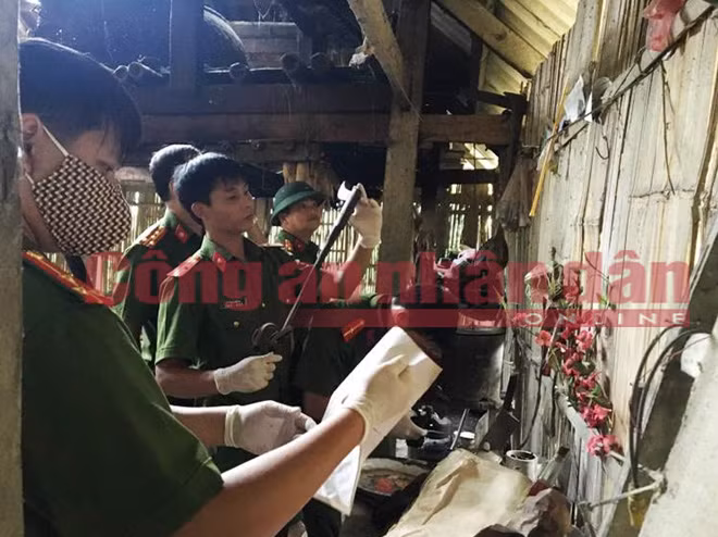 Cơ quan Công an khám nghiệm hiện trường vụ án.