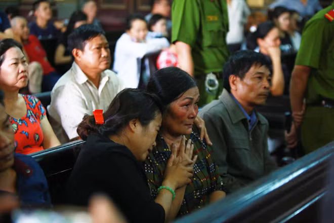 Mẹ và chị gái Vũ Văn Tiến bật khóc khi nghe Tòa tuyên án. Mẹ và chị gái Vũ Văn Tiến bật khóc khi nghe Tòa tuyên án.