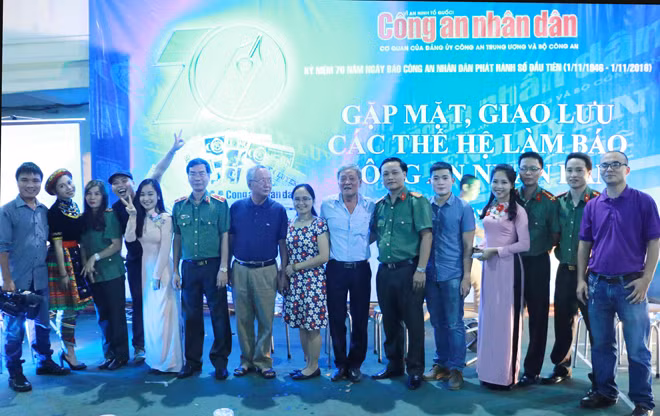 Ban biên tập Báo CAND và các thế hệ CBCS Ban Báo điện tử CAND qua các thời kỳ.