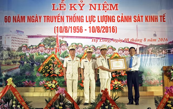 Thừa ủy quyền của Thủ tướng Chính phủ, đồng chí Nguyễn Văn Thành, Phó Chủ tịch UBND tỉnh Quảng Ninh trao Bằng khen của Thủ tướng Chính phủ tặng Phòng CSKT.