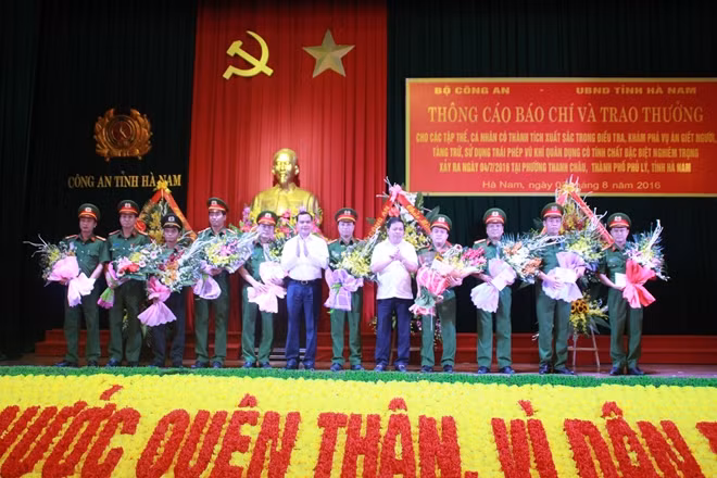 Trao thưởng cho các tập thể, cá nhân tham gia chuyên án.