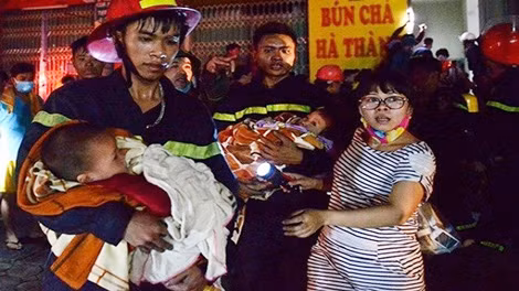 Cảnh sát PCCC cứu 2 em bé khỏi đám cháy ở chung cư Xa La (Hà Nội)