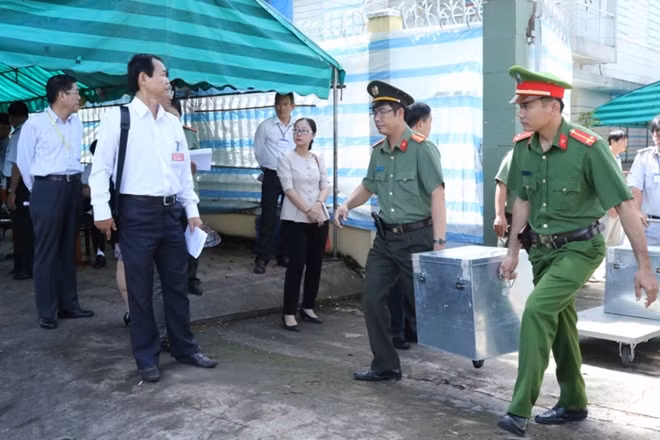 Công tác vận chuyển, in sao đề thi được Công an TP Cần Thơ đảm bảo an toàn tuyệt đối. Công tác vận chuyển, in sao đề thi được Công an TP Cần Thơ đảm bảo an toàn tuyệt đối.