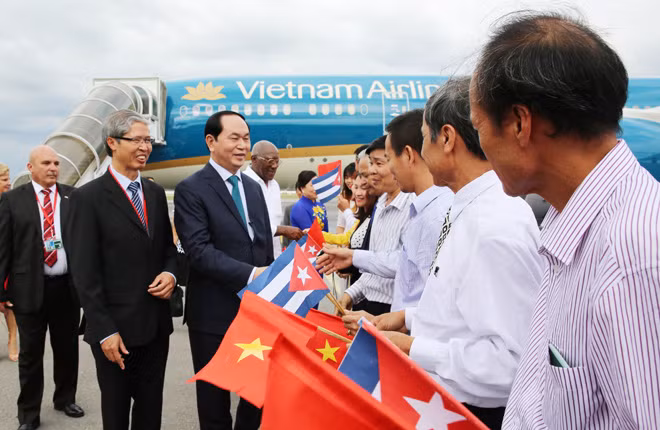 Cán bộ, nhân viên Đại sứ quán, đại diện học sinh và cộng đồng người Việt tại Cuba chào đón Chủ tịch nước Trần Đại Quang và phu nhân.