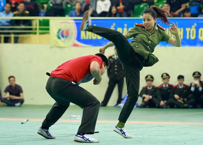 Nữ học viên An ninh trình diễn võ thuật đối kháng tay không.
