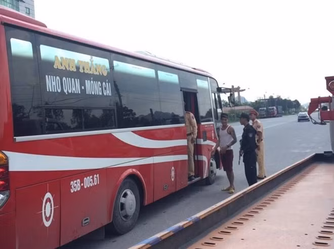 Lực lượng Công an chốt chặn, kiểm tra các phương tiện.