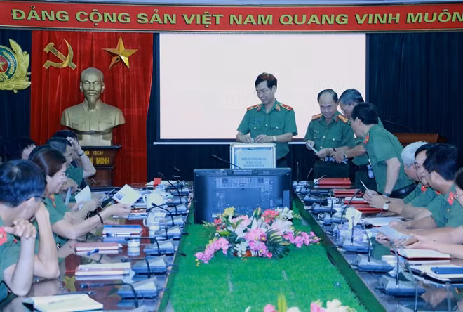 Các đồng chí trong Đảng ủy, Ban biên tập Báo CAND quyên góp ủng hộ đồng bào miền Trung.