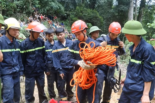 Hang dự đoán sâu hàng trăm mét nên các chiến sĩ chuẩn bị dây khá dài.