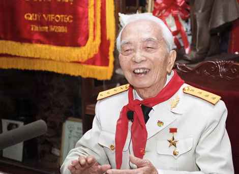 Đại tướng Võ Nguyên Giáp tại buổi tiếp thân mật các thiếu nhi đến thăm Đại tướng tại tư gia, ngày 7/5/2004, nhân kỷ niệm 50 năm Chiến thắng Điện Biên Phủ. Ảnh: Đình Trân - TTXVN
