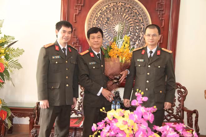 Đại diện Báo CAND chúc mừng thầy trò Trường Cao đẳng ANND I.