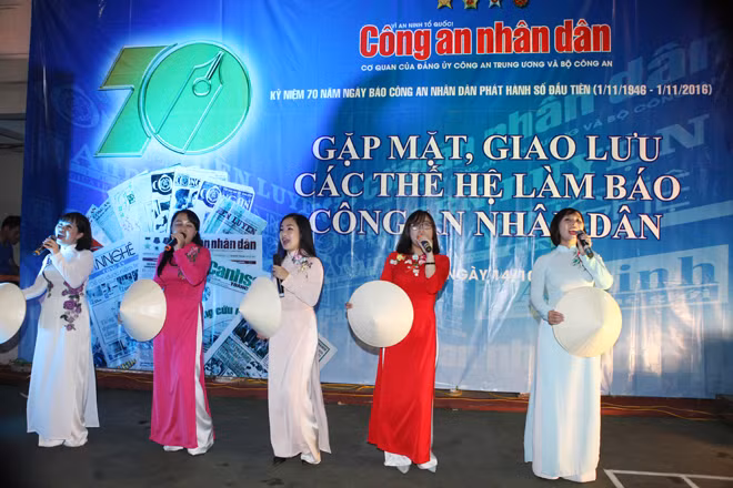 Tiết mục văn nghệ tại buổi giao lưu.