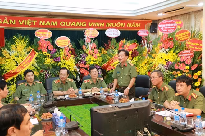 Đại tá Nguyễn Hồng Thái, Giám đốc, Tổng biên tập NXB CAND báo cáo với đồng chí Thứ trưởng về các mặt công tác của NXB CAND.