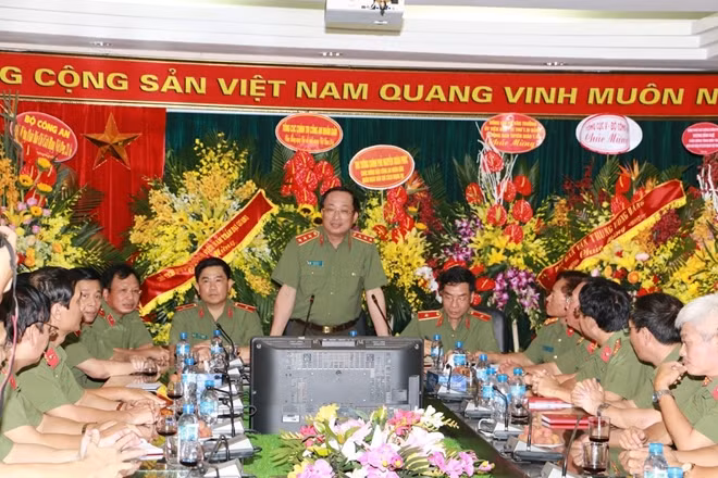 Thứ trưởng Nguyễn Văn Thành phát biểu chúc mừng và giao nhiệm vụ cho các đơn vị.