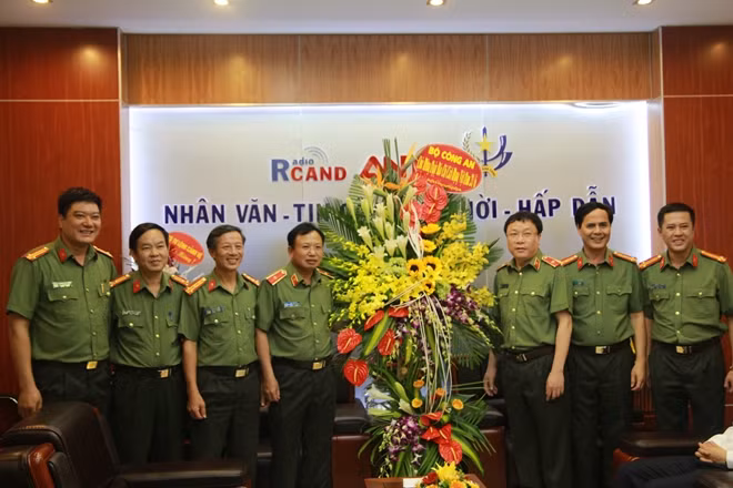 Thiếu tướng Mai Văn Hà chúc mừng cán bộ, phóng viên, biên tập viên, công nhân viên ANTV.