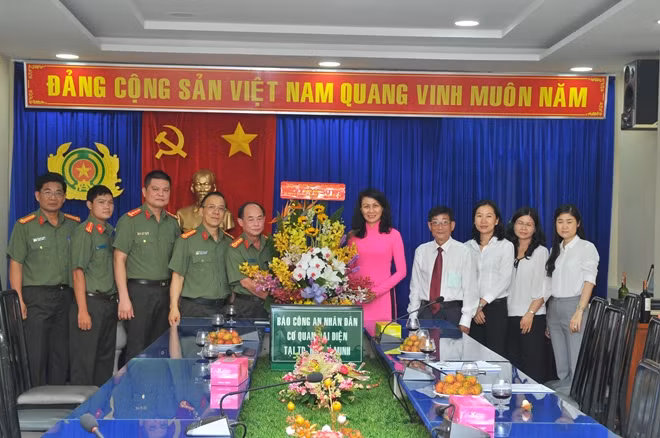 Đồng chí Nguyễn Thị Thu – Phó chủ tịch UBND TP Hồ Chí Minh tặng lẵng hoa chúc mừng Báo CAND nhân kỷ niệm 91 năm Ngày Báo chí Cách mạng Việt Nam.