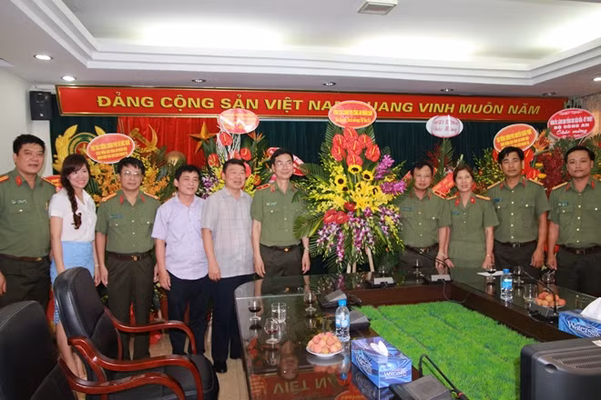 Thiếu tướng Mai Văn Hà thăm và chúc mừng cán bộ, phóng viên, biên tập viên, công nhân viên Báo Công an nhân dân.