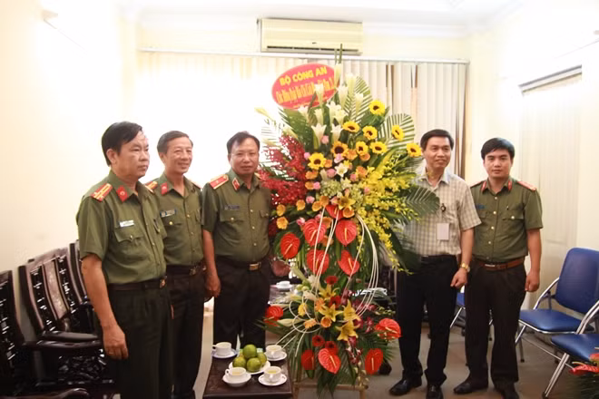 Thiếu tướng Mai Văn Hà chúc mừng Đài PTTH Hà Nội.